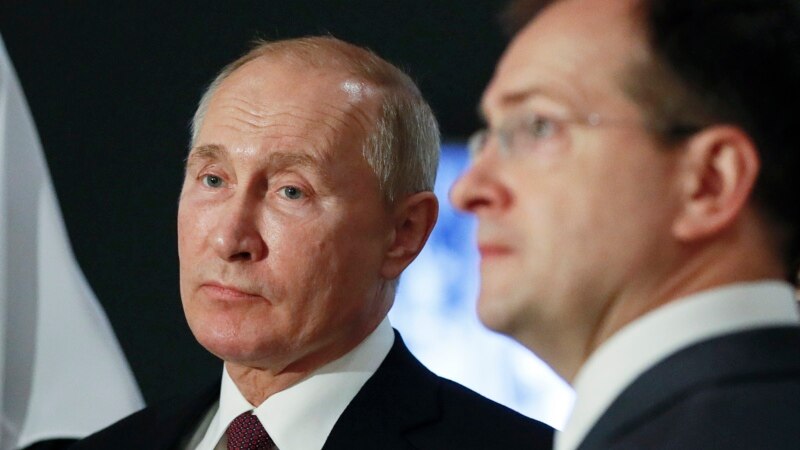 Путин өкмөттөн кеткен эки министрди жардамчы кылып алды