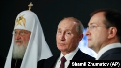 Путин, министр культуры Владимир Мединский и патриарх Кирилл 