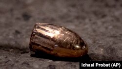Остатък от куршум лежи на мястото на стрелбата в центъра на Ханау