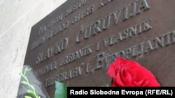 Ploča u znak sećanja na ubijenog novinara Slavka Ćuruviju