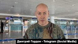 Эрон дронлари Ўзбекистонда йиғилаётганига оид иддао украиналик журналист Дмитрий Гордоннинг (суратда) исроиллик тадбиркор Леонид Невзлин билан видеосуҳбати чоғида илгари сурилган