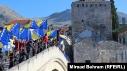 Bosznia-Hercegovinában Mostar régi hídjának a háborúban történő megsemmisülésének 27. évfordulójáról emlékeznek meg. 2020. november 9.
