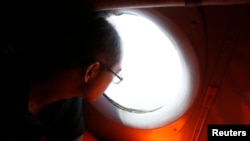Китайский журналист на борту вьетнамского самолёта во время поисков пропавшего лайнера.