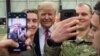 Președintele Statelor Unite Donald Trump făcând poze cu militari americani de la baza aeriană din Ramstein, Germania. 27 decembrie 2018