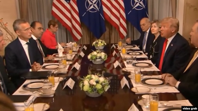 Дональд Трамп и Йенс Столтенберг на саммите НАТО в Брюсселе