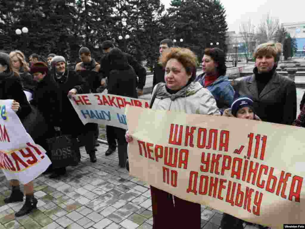 Батьки донецьких школярів протестують проти закриття шкіл у місті, 15 квітня