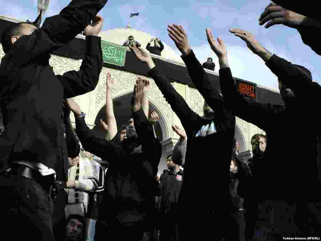 Azeri Shi'a mark Ashura in the village of Nardaran outside Baku on December 16. Photo by Turkhan Kerimov for RFE/RL