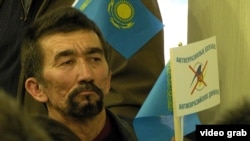 Еуразиялық одаққа қарсы жиынға қатысушы. Алматы, 12 сәуір 2014 жыл. (Көрнекі сурет)
