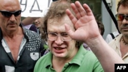 Sergei Mavrodi, fondatorul piramidei financiare MMM, la ieșirea din închisoarea Matrosskaya Tishina de la Moscova, în 2007