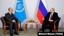 Директор МАГАТЭ Юкия Амано во время встречи с Владимиром Путиным в Сочи 14 мая 2018 года.