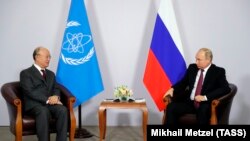 Директор МАГАТЭ Юкия Амано во время встречи с Владимиром Путиным в Сочи 14 мая 2018 года