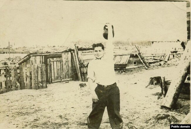 Наріман Гафаров: вправа з гирею. Марійська АРСР, ділянка 52, приблизно 1954 рік