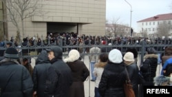 Сотни людей осаждают офис компании «Озенмунайгаз» в день ярмарки вакансий. Жанаозен, 7 декабря 2009 года.