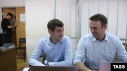 Олег Навальный с братом Алексеем - во время одного из судебных заседаний