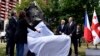 Официальные лица сбрасывают покрывало с памятника Вацлаву Гавелу в Тбилиси 