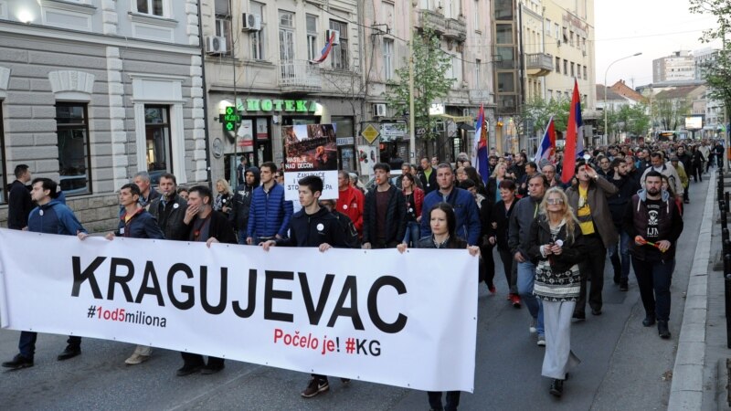 Protest u Kragujevcu: 'Režim u panici zbog najavljenog bojkota izbora'