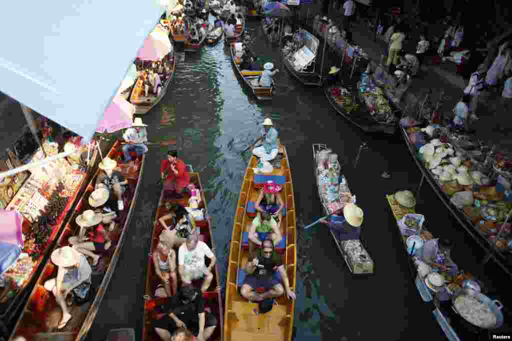 Тайланд знаменит своими плавучими рынками. Обычно торговцы сидят на причалах и ждут, когда к ним подплывут покупатели, иногда продавцы сами пересаживаются &nbsp;в лодки и плывут к ним На фото - Дамноен Садуак, один из крупнейших &quot;плавучих рынков&quot; Тайланда&nbsp;