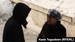 Подсудимый Бахытжан Бопатаев разговаривает с корреспондентом Азаттыка Маншук Асаутай. Алматы, 8 февраля 2013 года.