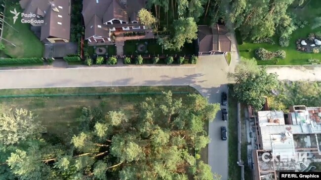 Автівки Коломойського і Mercedes стояли саме біля заміського маєтку Луценка Автівки Коломойського і Mercedes стояли саме біля заміського маєтку Луценка