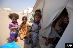 Соғыс салдарынан үй-жайларын тастап кетуге мәжбүр болған Ирак тұрғындарының балалары Фаллуджаның оңтүстігіндегі босқындар лагерінде. 27 маусым 2016 жыл.