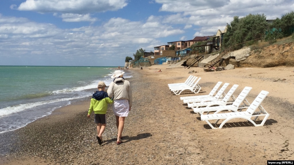 Пляж в крымском курортном поселке Николаевка