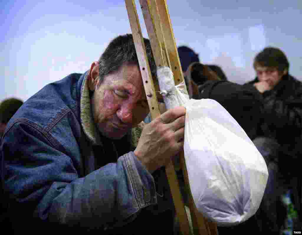 A man rests in a shelter for homeless people in Moscow. (TASS/​Valery Sharifulin)