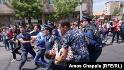 Поліція затримує протестувальників, Єреван, Вірменія, 19 квітня 2018 року