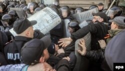 Сутички проросійських активістів з міліцією перед штурмом будівлі ОДА, Донецьк, 6 квітня 2014 року
