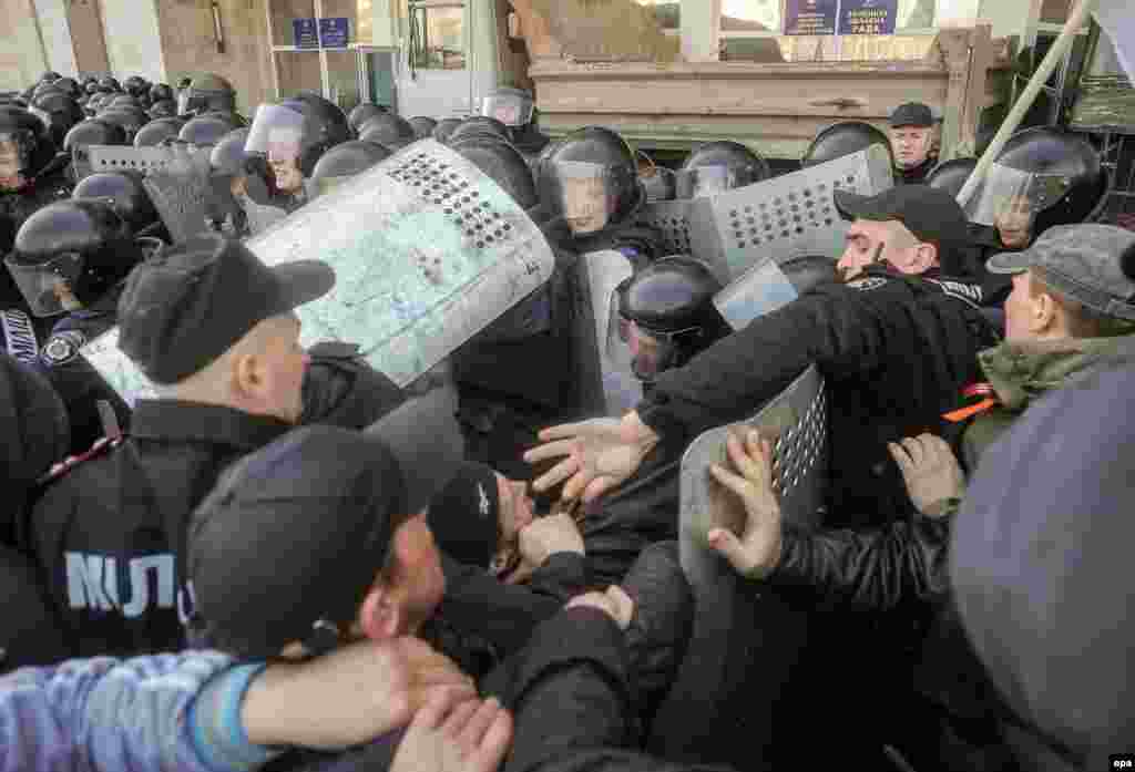 Donetsk vilayətinin binasına hücum edən separatçılarla yerli polisin qarşıdurması