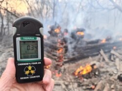 "Има лоши новини – радиацията е над нормата в центъра на пожара", написа на 5 април във Фейсбук Егор Фирсов. Снимка от същия ден на фона на горски пожар в 30-километровата забранена зона край Чернобил