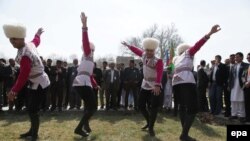 Туркменские танцоры во время празднования Наурыза. Кабул, 27 марта 2014 года.