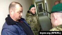 Капітан судна «Норд» Володимир Горбенко (л) у міському суді Херсона, 5 квітня 2018 року