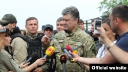 Украина президенті Петр Порошенко БАҚ өкілдеріне сұхбат беріп тұр. Донбасс, 20 маусым 2014 жыл.