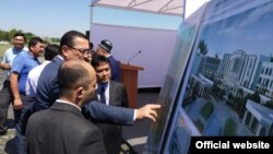 Самарқандда "Ҳалол" меҳмонхона қурилиши лойиҳасини муҳокама қилаётган раҳбарлар.