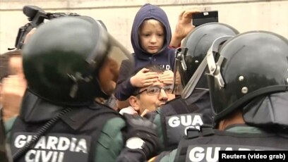 Brutalni napad policije na glasače na referendumu u Kataloniji