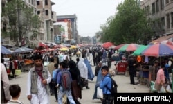 تعداد زیادی از کارمندان حکومتی افغانستان گفته اند که به دلیل عدم دریافت معاش توان خرید نیازمندی های اساسی خود را ندارند