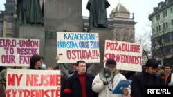 Праганинг Васлав майдонида намойиш ўтказган қозоқ қочқинлари ўзларининг Салафияга алоқадор эмасликларини айтмоқдалар.