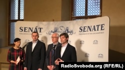 Учасники пресконференції в Сенаті Чехії Олег Сенцов (другий зліва), сенатор Їржі Драгош та сенатор Марек Гішлер (крайній праворуч)