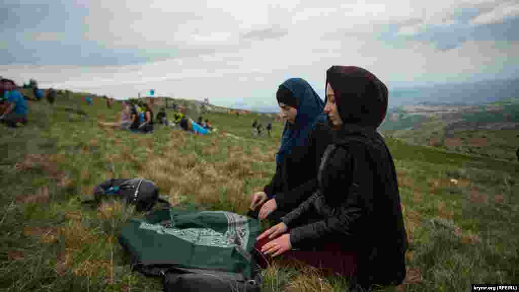 Young Crimean Tatars pray on the slopes of the Chatyr-Dah mountains in Crimea on May 13, 2018. More than 1,000 people commemorated the victims of the deportation of Crimean Tatars from their homeland during the rule of Soviet dictator Josef Stalin in 1944.(RFE/RL)