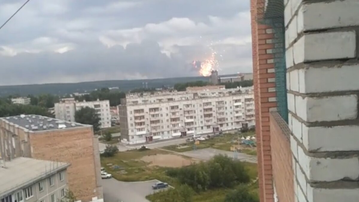 Под Ачинском – взрывы на военных складах. Объявлена эвакуация. ВИДЕО