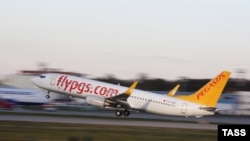 Russia -- An airplane of the Turkish airline Pegasus Airlines takes off from the Domodedovo airport in Moscow, January 5, 2016