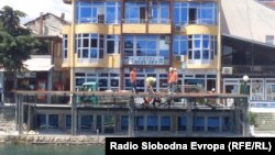 Архивска фотографија: Уривање на дивоградби. Објектот „Блу Скај“ на Дилавер Бојку Леку во Струга во 2013