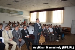 В первом ряду в центре стоит Кайрат Кулембаев, нынешний аким и кандидат в акимы Таусамалского сельского округа Алматинской области. 11 июля 2013 года.