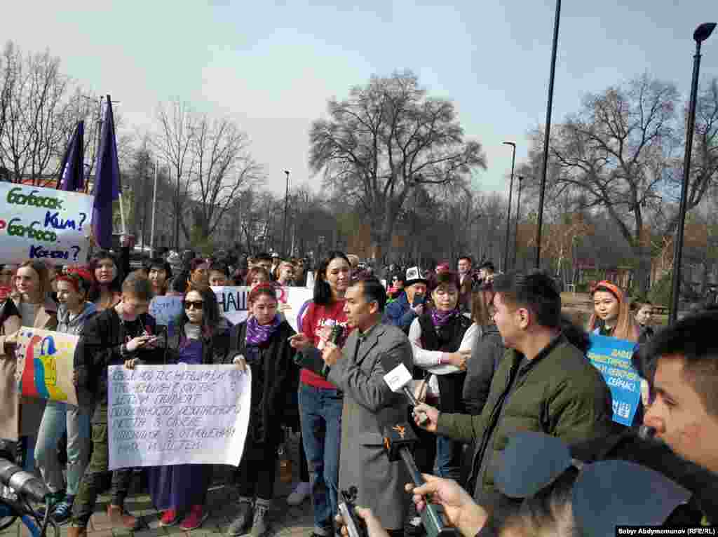 В числе участников митинга был экс-депутат Равшан Жээнбеков, правозащитница Рита Карасартова, активист Эдиль Байсалов и экс-депутат Асия Сасыкбаева болду..