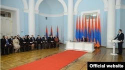 Президент Армении Серж Саргсян в своей резиденции встречается с членами правительства во главе с премьер-министром Тиграном Саргсяном, Ереван, 9 апреля 2013 г. 