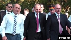 Ermənistanın keçmiş prezidenti Robert Kocharian (solda) Qarabağda separatçı liderlərlə (2007-ci il)