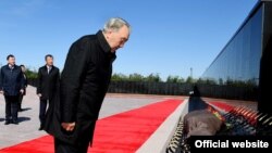Қазақстан президенті Нұрсұлтан Назарбаев саяси қуғын-сүргін құрбандарына арналған ескерткішке тағзым етіп тұр. Ақмола облысы, Ақмол ауылы, 31 мамыр 2017 жыл (Сурет Ақорданың ресми akorda.kz сайтынан алынды).