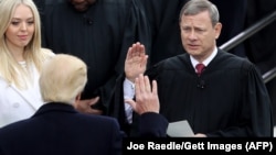 Donald Tramp (s leđa) na polaganju predsedničke zakletve pred predsednikom Vrhovnog suda SAD u Vašingtonu, 20. januara 2017. na početku njegovog prvog i, za sada, jedinog mandata.