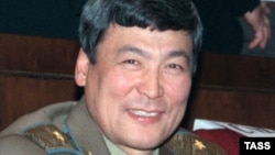 Первый казахский космонавт, генерал-майор авиации в запасе Тохтар Аубакиров.Байконур, 1998 год. 
