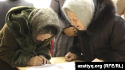 Жительницы села Березовка в Западно-Казахстанской области ставят подписи под обращением к президенту страны с просьбой переселить их в другое место. 